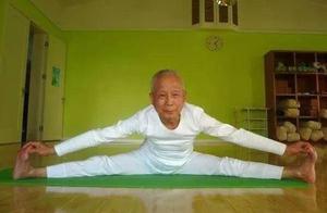 84岁北大退休教授，练瑜伽消除一身病痛，手握5本瑜伽教练证！