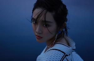 唐艺昕产后4个月复工，拍大片一改甜美风，巧遮梨型身材变沉稳