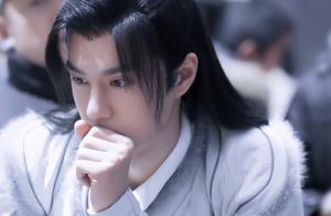 王一博《有翡》杀青！朗朗少年古装照和帅气现代装，你pick哪个？