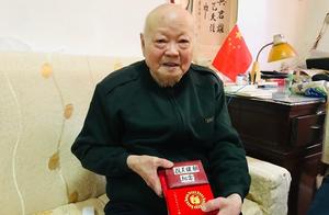 老战士明学纯：孙女作为医护人员奋战在抗疫最前线，“家里面有接班人，有继承革命的人”