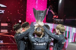 英雄联盟：T1夺冠群访，教练：让选手别在意，少两个Ban位也能赢