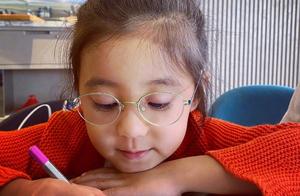 Gu Jingwen basks in a daughter to be illuminated nearly,       wears glasses very gentle, original