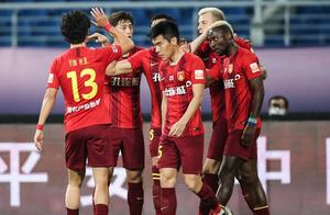 争议的2-2！鲁能补时绝杀，主裁判毫不犹豫吹掉，解说连连叹气