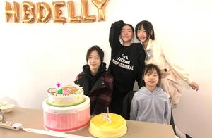 小S大女儿庆15岁生日，母女4人齐做鬼脸，女神为赢节操碎一地