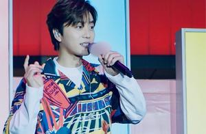07届快男陆虎公开恋情，女友比他小8岁，快男公开恋爱第四人