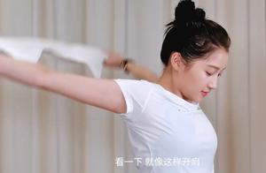 Guan Xiaotong is in the home fitness, the leg when