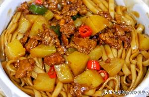 Delicious to the noodles served with soy sauce of ground meat potato that licks a bowl, sauce is swe