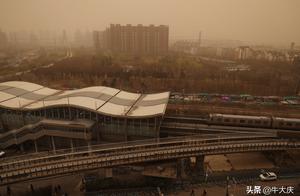 北京出现沙尘天气，大部分地区能见度小于1000米