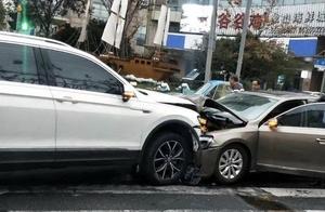 今晨凉城路，两车疑抢道迎面相撞，安全气囊均打开