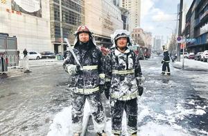 救火消防员全身结冰：温暖了寒冬！网友称赞：真正的冰与火之歌