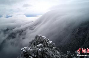 江西庐山雪后现罕见壮观瀑布云