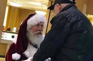 “圣诞老人”向93岁老者下跪，这张照片感动了网友