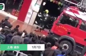 上海一商铺疑似有毒气体泄漏致2死1人送入ICU 消防员救援中晕倒