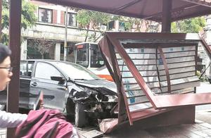 钟楼附近一小车冲上公交站台 双胞胎学生被撞伤