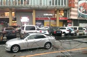 广州一轿车等红绿灯时被电线杆砸到，车主：那会正好刮大风