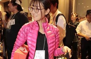 日本万圣节cosplay大赛，这个扮成去“新宿爆买的中国游客”应该拿冠军...