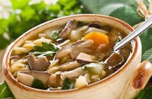冬天和鲜美的菌菇汤，营养丰富，全身暖暖的