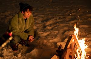王俊凯冬日雪景大片明媚可爱 少年怀抱柴犬暖意盎然