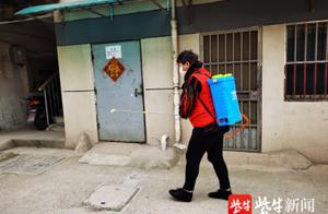 70岁社区志愿者奶奶用坚守演绎疫情防控多角色