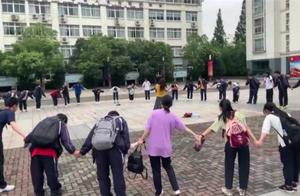 浙江宁波：校园感人一幕 学生围成大圈集体向老师鞠躬