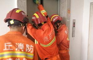 女子被困19层电梯，消防员1分钟撬开电梯将其救出
