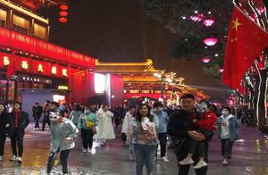 西安大唐不夜城国庆假期游人如织，热闹的就像过年