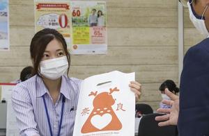日媒：游客投喂令奈良鹿吞食塑料袋死亡 日本厂商研发动武可使用纸袋