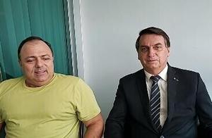 心真大！巴西总统拜访刚确诊新冠的卫生部长：挨着坐，不戴口罩聊天……