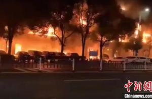 常州一商业街店铺起火引燃周边商铺 致2死5伤整栋楼面目全非