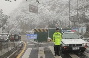 甘肃发布多地暴雪蓝色预警，交警在山区路段设岗劝返车辆