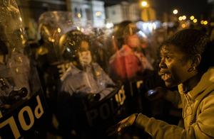 美国费城警察枪杀非裔男子 引发民众持续示威
