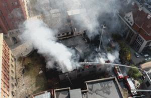 天津一老式木质居民楼起火 现场正在清理余火