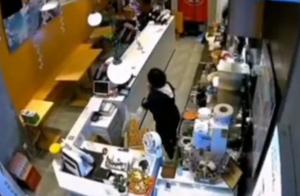 南京一野猪闯进奶茶店吓坏女店员 惊声尖叫一跃翻出柜台