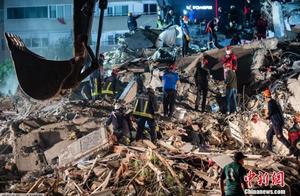 爱琴海强震已致87死 一名三岁女孩被从废墟中救出