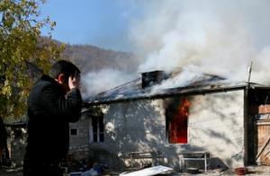 亚美尼亚人撤离前含泪烧房子：绝不留给阿塞拜疆人（图）