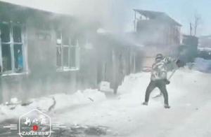 中国好邻居！村民家中突然起火 邻居挥锹撮雪帮救援
