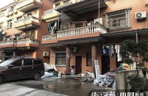 杭州九堡一出租房清晨冒烟，目击者：救援人员从屋内救出一名女性