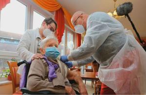 德媒：德百岁老人率先接种新冠疫苗