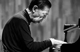 86岁钢琴家傅聪因新冠肺炎在英去世，与父亲傅雷天上相聚
