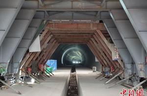 全球首例时速350公里高铁不减速下穿机场航站楼隧道贯通