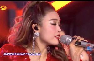 湖南卫视跨年演唱会举行，没出现的谢娜被人惦记，在现场的王一博人气最高