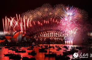 澳大利亚悉尼举行跨年烟花秀 迎接崭新一年