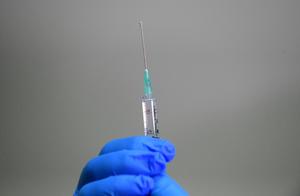 美国一药剂师因毁坏新冠疫苗被捕，已承认是故意为之，网友：奇葩