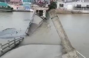 突发！江苏南通一大桥被船撞塌 近一半桥体沉没入水中