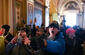 特朗普支持者闯入国会大厦，华盛顿全城宵禁