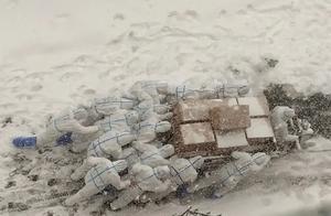 昨天，风雪中的背影，震撼了大连