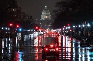 “挺川”抗议者破窗闯进国会大厦，首都华盛顿实施宵禁