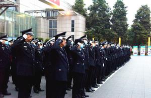 向警旗宣誓敬礼！内江市公安局举行中国人民警察节庆祝活动