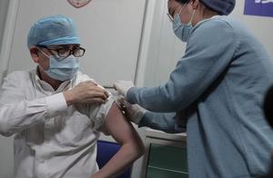 张文宏接种第二剂新冠疫苗后说，“打完同样需要坚持防护”