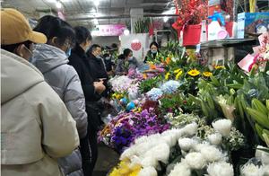 年观｜花卉市场人流如织！情人节紧挨春节玫瑰身价水涨船高